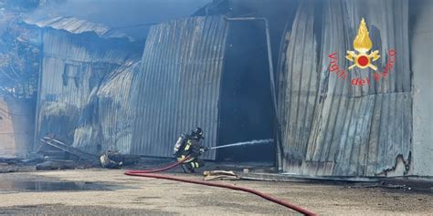 Crotone Incendio In Un Deposito Di Mezzi Agricoli Vigili Del Fuoco