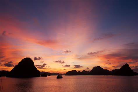 halong-bay-sunset - Nam Viet Voyage