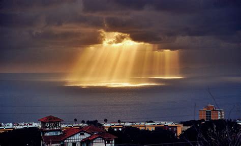 Rayos Crepusculares Reflectores Desde El Cielo Nuestroclima