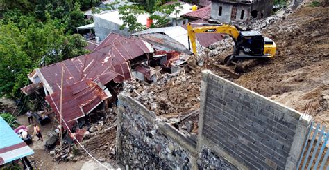 Manado Diterjang Banjir Tanah Longsor Lima Orang Tewas Ribuan Mengungsi