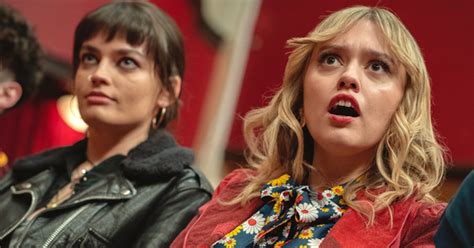 Xem phim Sex Education tôi bàng hoàng nhận ra lý do con trai nhận thức sai lệch xem bố mẹ là