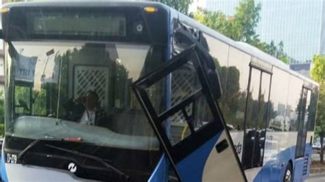 Diduga Supir Lalai Bus Transjakarta Tabrak Separator Di Jalan S Parman