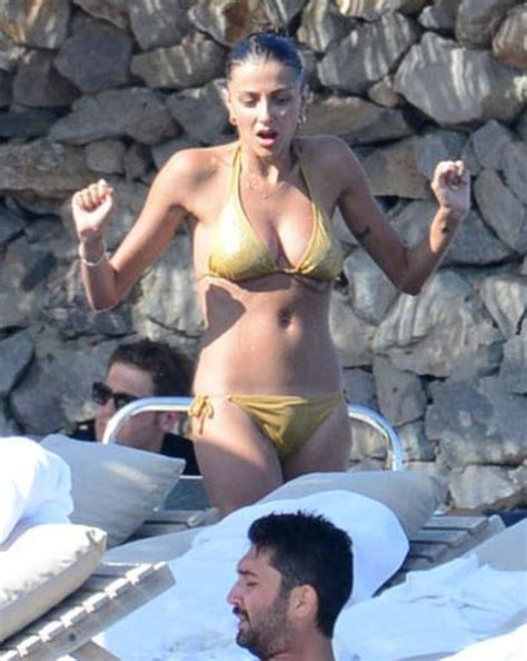 8 Hot Sexy Ozge Uzun Bikini Pics