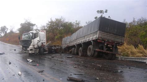 Novo acidente na BR 135 deixa uma vítima fatal após colisão entre