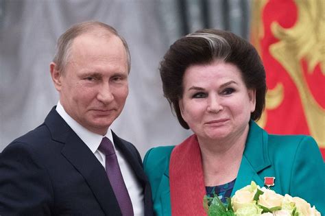 Владимир Путин и Валентина Терешкова возложили цветы к мемориалу ...