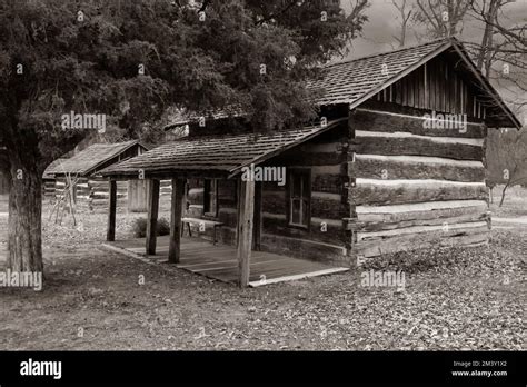 Rustic Log Cabin Stock Photo Alamy