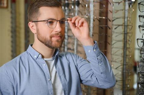 El Hombre Est Eligiendo Gafas En La Tienda De Ptica Foto Premium