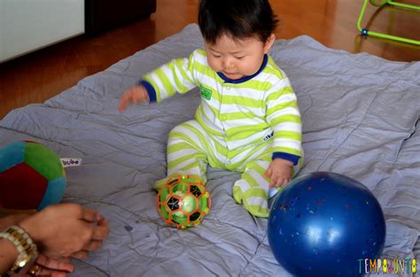 Como Exercitar O Bebê Brincando Com Diferentes Tipos De Bolas