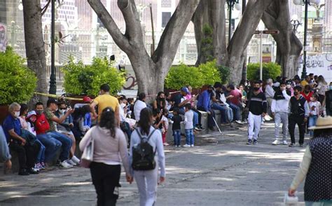 Poblanos relajan medidas sanitarias y se reúnen en el zócalo de Puebla