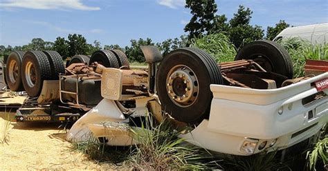 G Carreta Carregada De Milho Sai Da Pista Tomba E Motorista Morre