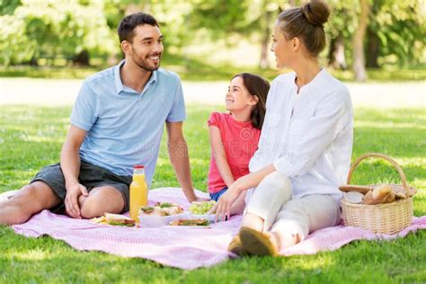 Feliz Familia Haciendo Picnic En El Parque De Verano Imagen De Archivo