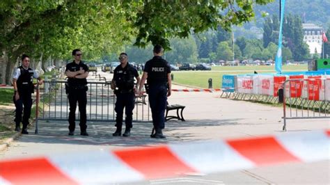 Un Hombre Apu Ala A Ni Os En Un Parque En El Sur De Francia Bbc