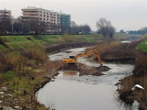 Cominciano I Lavori Di Ripulitura Dellalveo Del Bisenzio Al Ponte