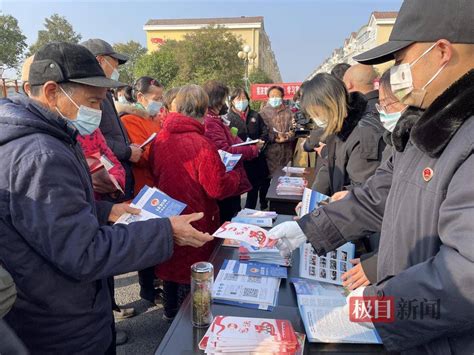 湖北江陵县检察机关把法治“大餐”送到群众家门口活动宪法宣传周