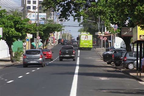 Avenidas recebem faixas exclusivas para ônibus no horário das 6h às 14h