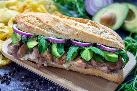 Bocadillo de pollo y aguacate rica y sorprendente combinación