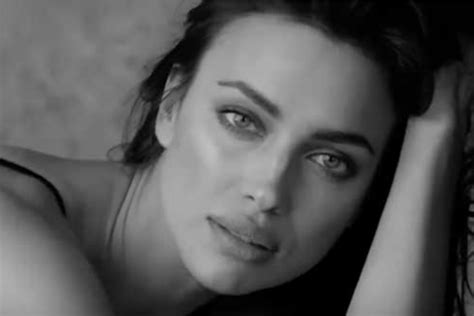 Irina Shayk è di nuovo testimonial di Intimissimi