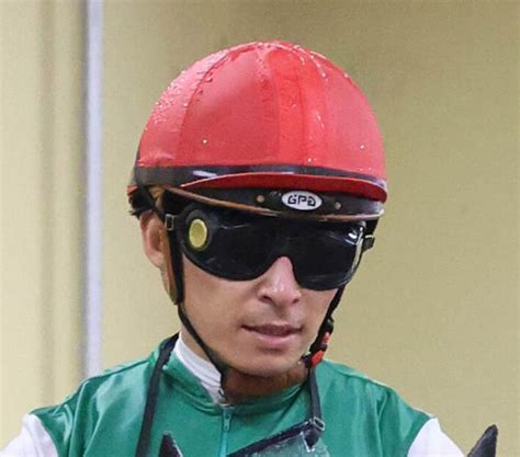 川田将雅騎手が中京5rで落馬 騎乗馬が直線で内ラチに突っ込む スポーツ報知