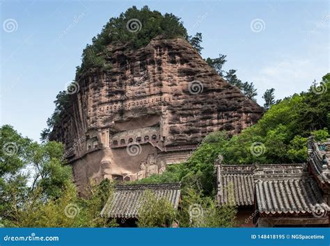 Escaleras Cuevas Y Grutas En Las Grutas De Maijishan Tianshui Gansu