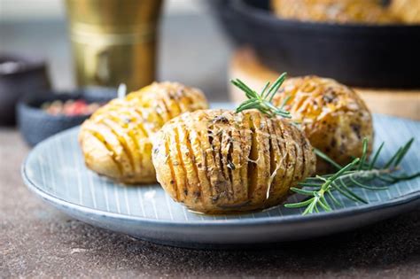 Patatas Hasselback Al Horno Con Queso Ajo Y Verduras Foto Premium