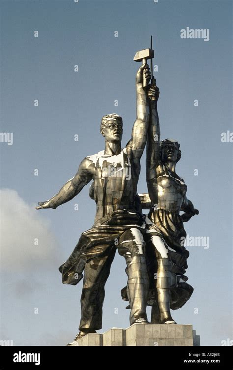 moscow st petersburg statue to soviet workers moscow 1983 Stock Photo ...