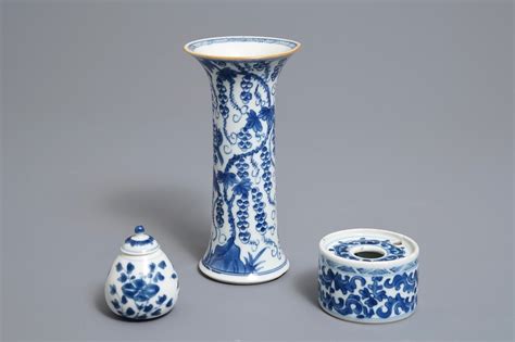 Un Encrier Et Deux Vases En Porcelaine De Chine Bleu Et Blanc Kangxi