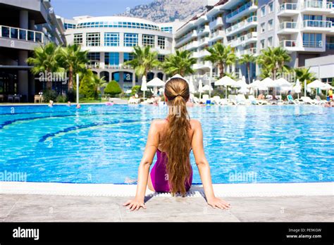 Teenage girl in bikini sitting Fotos und Bildmaterial in hoher Auflösung Alamy