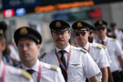 Air Canada Pushing For Government Intervention As Clock Ticks On Labour