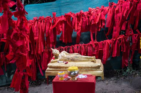 Estatua De Buddha Dorada Y Tela Roja En La Huella De Buddhas Y Rocas