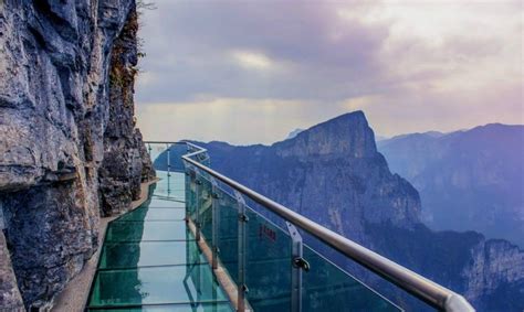 This Terrifying Glass Walkway In China ‘cracks’ As You Step On It Scary Bridges Glass Bridge