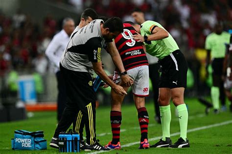 Flamengo Pedro e Gabigol sentem lesão na coxa contra Bolívar e podem