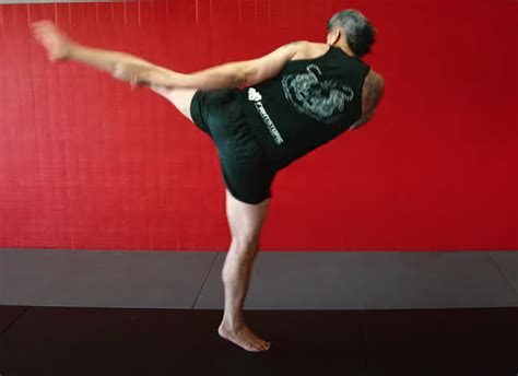 How To Throw A Muay Thai Roundhouse Kick Rad Muay Thai Brazilian