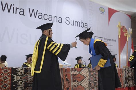 Unkriswina Sumba Meluluskan Wisudawan Wati Pada Wisuda April