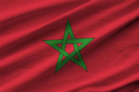 Drapeau Marocain Avec De Grands Plis Agitant De Près Sous La Lumière Du