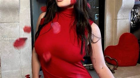Bella Thorne Shows Off Her Nude Boobs During PFW 37 New Photos