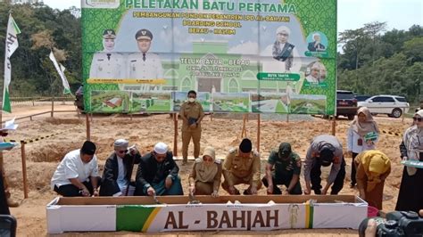 Peletakan Batu Pertama Pembangunan Pondok Pesantren Al Bahja Oleh