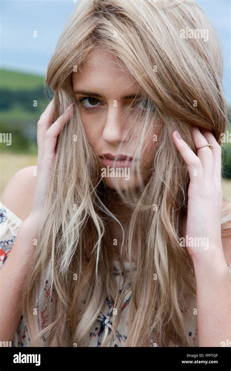 Fille Blonde Yeux Marron Banque De Photographies Et Dimages Haute R Solution Alamy