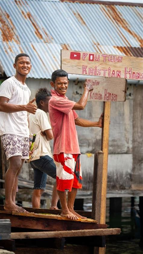 Viral Aksi Bule Denmark Perbaiki Jembatan Warga Di Wakatobi Tuai Pujian