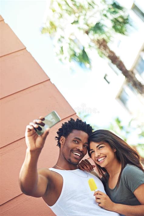 Souvenirs Faits Avec Amour Un Jeune Couple Prenant Un Selfie Ensemble