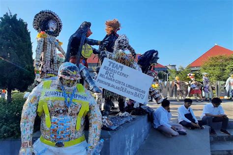 Barisan Patung Manusia Sampah Berjejer Di Depan Balai Kota Among Tani Batu