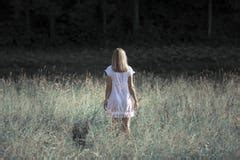 Seule Fille Blonde Dans Le Domaine Du Dos Photo stock Image du russe beauté 20691590