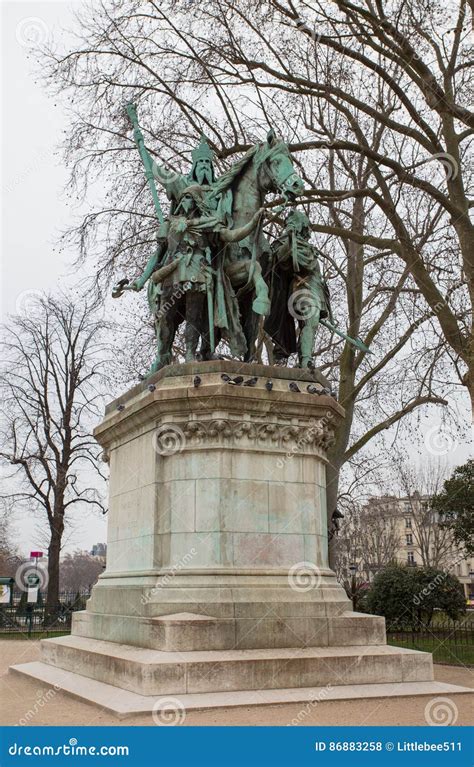 Estatua De Carlomagno Notre Dame Par S Foto De Archivo Imagen De