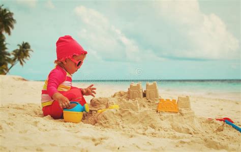 Jeu Mignon De Cette Petite Fille Avec Le Sable Sur La Plage Photo Stock