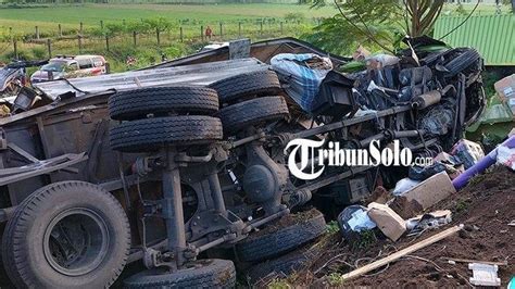 Kecelakaan Hari Ini Melibatkan Truk Angkut Tanah Dua Orang Terjepit