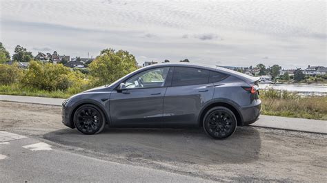 Test Tesla Model Y Med Premium Sound Tesla Model Y Fed Bas Og