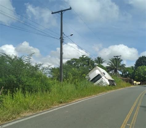 Caminhão tomba na BA 420