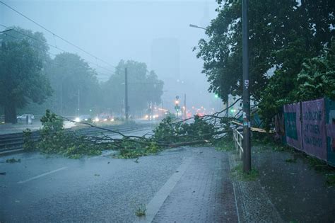 Unwetter Versetzt Feuerwehr In Berlin Und Brandenburg In Ausnahmezustand