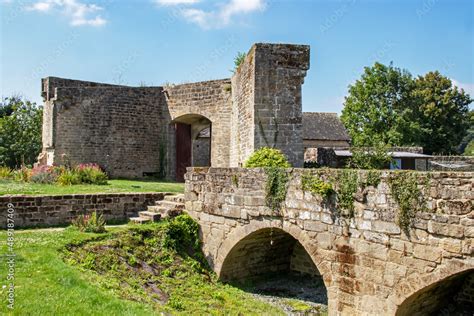 Guéméné sur Scorff La porterie et son pont ruines restantes du