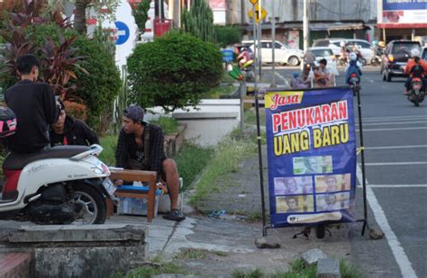 Jasa Penukaran Uang Baru Mulai Marak Di Kota Serang