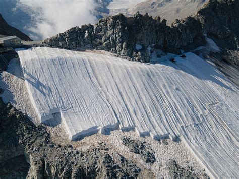 Ghiacciaio Presena Rimossa La Coperta Di Protezione Radio Lombardia